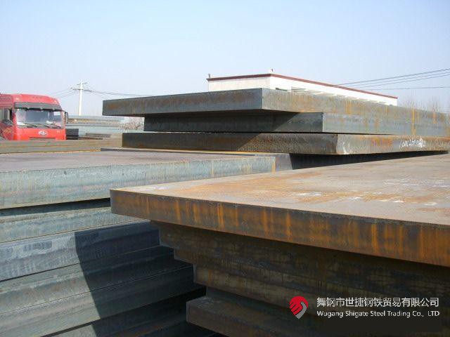 “這是我們研發(fā)的又一個(gè)國(guó)內(nèi)首發(fā)產(chǎn)品——174mm的高端特厚鉻鉬鋼板，一共11塊，將替代進(jìn)口，獨(dú)家應(yīng)用于江蘇某重點(diǎn)技改項(xiàng)目核心裝置——氨合成反應(yīng)器的制造！”9月5日，在河鋼集團(tuán)舞鋼公司產(chǎn)線上，看著一批鋼板即將裝車發(fā)往客戶，科技部研發(fā)人員李某某一臉自豪。  該產(chǎn)品的各項(xiàng)要求在此類鋼板中堪稱“史上最嚴(yán)”。由于該項(xiàng)目中的氨合成反應(yīng)器需要在高溫、高壓及氫腐蝕等極端條件下使用，對(duì)所需鋼鐵材料有著極為嚴(yán)苛的要求，對(duì)該類鋼板的生產(chǎn)研發(fā)來說堪稱“史上最嚴(yán)”。舞鋼公司在客戶項(xiàng)目設(shè)計(jì)的前期，就積極充分發(fā)揮技術(shù)優(yōu)勢(shì)，結(jié)合針對(duì)該項(xiàng)目所量身打造的科研攻關(guān)團(tuán)隊(duì)，與用戶深入對(duì)接，為其設(shè)計(jì)滿足該項(xiàng)目個(gè)性化需求的高端特厚鋼板。在研發(fā)過程中，針對(duì)鋼板的模擬焊后熱處理工藝溫度及檢驗(yàn)技術(shù)難度在該厚度范圍為行業(yè)最嚴(yán)、居國(guó)際領(lǐng)先水平的客觀實(shí)際，舞鋼公司加大技術(shù)創(chuàng)新力度，創(chuàng)新設(shè)計(jì)軋制、熱處理工藝，一舉攻克了高溫長(zhǎng)時(shí)模擬焊后特厚鋼板全厚度界面低溫沖擊功參數(shù)較差的行業(yè)共性技術(shù)難題，并全流程嚴(yán)格把控工藝技術(shù)質(zhì)量管理，最終打造出探傷合格率和性能合格率均為100%且極具舞鋼特色的高端特厚鉻鉬鋼板，產(chǎn)品各項(xiàng)技術(shù)指標(biāo)處于國(guó)際領(lǐng)先水平，贏得了客戶稱贊。