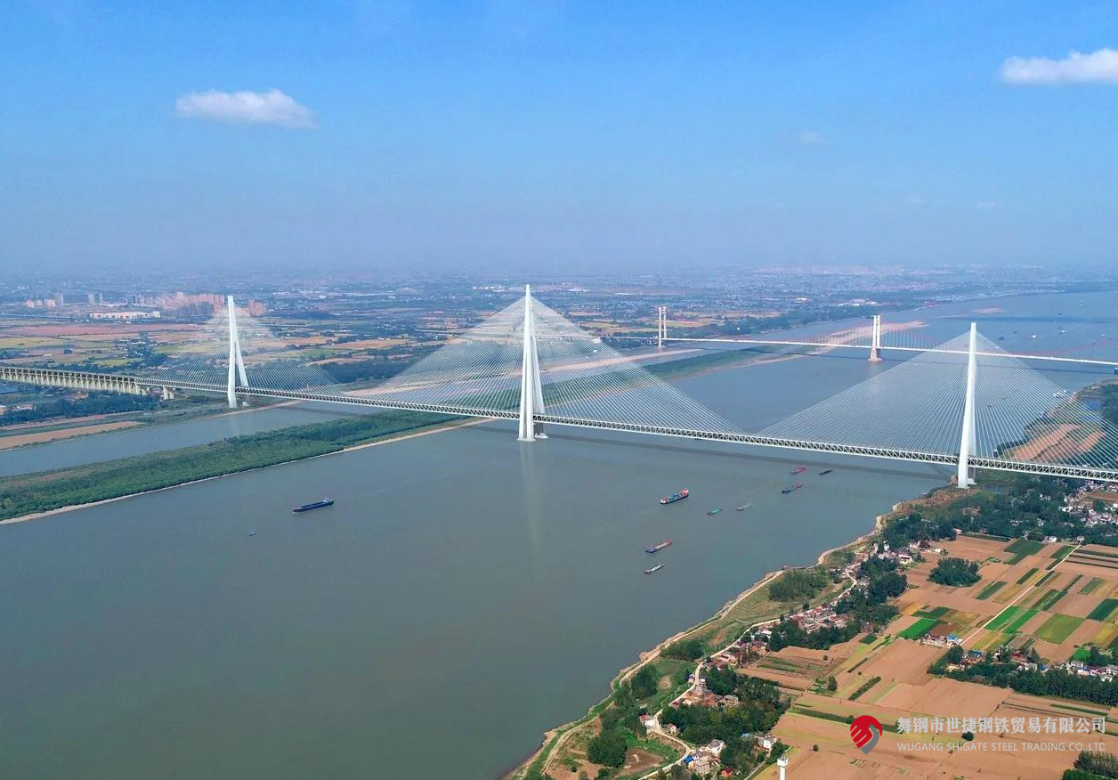 4月10日，中央電視臺(tái)《新聞聯(lián)播》和《東方時(shí)空》節(jié)目同時(shí)播報(bào)了世界最大跨度三塔斜拉橋——馬鞍山長(zhǎng)江公鐵大橋主塔開(kāi)始吊裝的消息。該項(xiàng)目建設(shè)過(guò)程中，河鋼集團(tuán)舞鋼公司累計(jì)為其供應(yīng)高級(jí)別橋梁鋼板Q370qE、Q420qE、Q500qE近6萬(wàn)噸，用于該橋關(guān)鍵部位建設(shè)。其中，批量供貨的高級(jí)別橋梁鋼Q500qE各項(xiàng)技術(shù)指標(biāo)世界領(lǐng)先。目前，舞鋼高端橋梁鋼實(shí)現(xiàn)了從Q345到Q690級(jí)別的全覆蓋。    2219e9e1e81cd18f2738bf2b469e6b98.png  近年來(lái)，舞鋼加速“兩個(gè)結(jié)構(gòu)”優(yōu)化，以高端客戶需求和產(chǎn)業(yè)鏈高質(zhì)量發(fā)展為導(dǎo)向，不斷推動(dòng)技術(shù)和產(chǎn)品升級(jí)。針對(duì)項(xiàng)目需求，舞鋼成立攻關(guān)團(tuán)隊(duì)，與客戶深度對(duì)接，精心設(shè)計(jì)生產(chǎn)保供方案，通過(guò)精確控制冶煉過(guò)程，確保了鋼板內(nèi)部質(zhì)量穩(wěn)定；創(chuàng)新軋制、熱處理工藝，攻克制約鋼板強(qiáng)度提升的工藝瓶頸，確保了鋼板各項(xiàng)性能全部滿足客戶要求。  為了保證在極短的交貨期內(nèi)實(shí)現(xiàn)高質(zhì)量交貨，舞鋼集中各類優(yōu)勢(shì)資源，創(chuàng)新橋梁鋼生產(chǎn)工藝，將交貨期縮短了約5天時(shí)間。在客戶的加工使用、安裝等各環(huán)節(jié)，舞鋼技術(shù)營(yíng)銷服務(wù)團(tuán)隊(duì)及進(jìn)跟進(jìn)，為其提供精準(zhǔn)、專業(yè)的服務(wù)，贏得了客戶信賴。  馬鞍山長(zhǎng)江公鐵大橋單跨1120米，雙跨連續(xù)跨度2240米；中塔塔高345米，相當(dāng)于115層樓，為目前世界最高橋塔；承臺(tái)長(zhǎng)89.2米、寬54.7米，平面面積近5000平方米，相當(dāng)于8個(gè)標(biāo)準(zhǔn)籃球場(chǎng)，為目前世界最大規(guī)模的橋梁樁基礎(chǔ)。