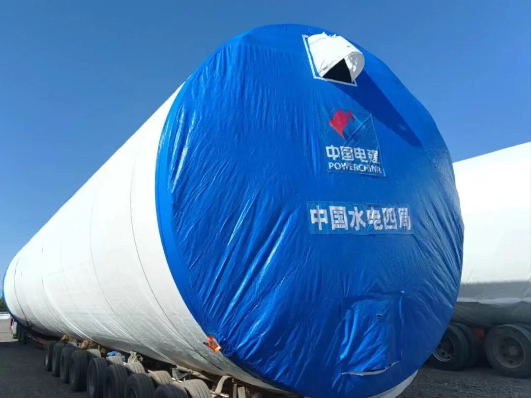 河鋼集團(tuán)舞鋼生產(chǎn)的一批高端風(fēng)電項目用鋼板如期發(fā)往客戶，將用于新彊吐魯番市重點(diǎn)能源項目——廣東能源托克遜縣100萬千瓦風(fēng)電項目的風(fēng)電塔筒制造。目前，舞鋼已累計向該項目供應(yīng)高端風(fēng)電項目用鋼板近2萬噸。 在供貨過程中，舞鋼強(qiáng)化項目跟蹤和技術(shù)營銷，針對該項目設(shè)計和建設(shè)所需，為用戶設(shè)計從生產(chǎn)到供貨以及后期服務(wù)的一攬子解決方案。在生產(chǎn)過程中，舞鋼根據(jù)客戶所需，不斷推動工藝和流程優(yōu)化，先后攻克冶煉和軋制環(huán)節(jié)的多個難題，滿足了客戶對鋼板表面質(zhì)量的特殊需求，并保證了按期高質(zhì)量交付。 廣東能源托克遜縣100萬千瓦風(fēng)電項目（一期50萬千瓦）位于新疆維吾爾自治區(qū)吐魯番市托克遜縣，屬于小草湖風(fēng)區(qū)。風(fēng)電場距離托克遜縣僅14公里，距烏魯木齊市約130公里。海拔集中在45至125米，場地開闊，地形較平坦，地勢東南部低、西北部高。本工程擬安裝50臺風(fēng)力發(fā)電機(jī)組，機(jī)組塔高126.1米，總工程量約26000噸，是新疆首個直徑超過6米的單機(jī)容量達(dá)10兆瓦的非分片式風(fēng)電塔筒。  此項目為新建工程，地處新疆傳統(tǒng)九大風(fēng)區(qū)之一的吐魯番西部風(fēng)區(qū)核心位置，擁有得天獨(dú)厚的自然資源，與吐魯番市、烏魯木齊兩大用電負(fù)荷中心接壤，具備天然的負(fù)荷消納優(yōu)勢。項目投產(chǎn)后，年上網(wǎng)電量約23億千瓦時，可節(jié)約標(biāo)準(zhǔn)煤約70萬噸，每年可減少二氧化碳排放233萬噸，將具有良好的經(jīng)濟(jì)效益和生態(tài)效益。  百萬千瓦級風(fēng)電項目的開工建設(shè)，標(biāo)志著吐魯番市在打造千萬千瓦級大型清潔能源基地的征程上又邁出了跨越式的一步，將有力推動吐魯番綠色新能源產(chǎn)業(yè)進(jìn)入發(fā)展新時期，為建設(shè)全疆經(jīng)濟(jì)高質(zhì)量發(fā)展示范區(qū)提供新的、強(qiáng)有力的支撐。