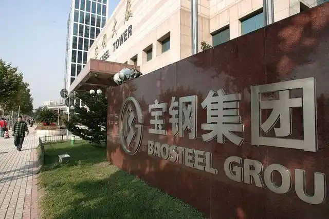 鋼鐵行業(yè)是全球工業(yè)體系中的重要支柱之一,其產(chǎn)品廣泛應用于基礎設施建設、機械制造、汽車工業(yè)等領域。隨著全球工業(yè)化進程的不斷深入,鋼鐵行業(yè)呈現(xiàn)出國際化競爭格局。在眾多鋼鐵制造企業(yè)中,有6家公司以其出色的經(jīng)營業(yè)績和強大的市場地位脫穎而出,成為了世界鋼鐵制造業(yè)的領軍企業(yè)。  第一，是總部位于中國的寶鋼集團。寶鋼集團創(chuàng)立于1992年,作為中國最大的鋼鐵生產(chǎn)企業(yè),其年產(chǎn)鋼鐵超過1億噸,在全球鋼鐵企業(yè)中居首位。寶鋼集團擁有先進的煉鋼技術和完善的產(chǎn)業(yè)鏈,產(chǎn)品涵蓋了碳鋼、合金鋼、不銹鋼等多個品類,廣泛應用于汽車、家電、建筑等領域。在國內市場上,寶鋼集團占據(jù)主導地位,同時也積極拓展海外市場,在全球范圍內享有較高的品牌知名度。   第二，是同樣總部設在中國的武鋼集團。武鋼集團成立于1958年,是中國最早的鋼鐵生產(chǎn)企業(yè)之一,擁有悠久的歷史和豐富的生產(chǎn)經(jīng)驗。該集團主營碳鋼和合金鋼的生產(chǎn),年產(chǎn)量超過5000萬噸,位居全球第二。武鋼集團不僅在國內市場占有重要地位,同時也積極開拓海外市場,產(chǎn)品遠銷歐洲、東南亞等地區(qū)。近年來,武鋼集團通過并購重組等方式不斷擴大產(chǎn)能,提升了其在全球鋼鐵行業(yè)的影響力。   第三，是總部位于印度的塔塔鋼鐵公司。塔塔鋼鐵公司成立于1907年,是全球歷史最悠久的鋼鐵制造企業(yè)之一。該公司年產(chǎn)鋼鐵超過1800萬噸,產(chǎn)品涵蓋了碳鋼、合金鋼、不銹鋼等種類,廣泛應用于汽車、基礎設施、機械制造等領域。憑借雄厚的技術實力和優(yōu)秀的管理團隊,塔塔鋼鐵公司在全球鋼鐵市場上占據(jù)了重要地位,在發(fā)展中國家市場尤其具有優(yōu)勢。   第四，是總部位于日本的新日鐵住金株式會社。新日鐵住金株式會社是日本最大的鋼鐵制造企業(yè),年產(chǎn)鋼鐵約4500萬噸,位居全球第四。該公司擁有業(yè)內領先的技術水平,在煉鋼、軋鋼等工藝上均有很強的競爭力。同時,新日鐵住金還積極推動產(chǎn)品創(chuàng)新,開發(fā)出多種高性能鋼材,廣泛應用于汽車制造、電子電器等行業(yè)。憑借雄厚的技術實力和優(yōu)質的產(chǎn)品,新日鐵住金在日本國內以及東亞地區(qū)市場占據(jù)主導地位。   第五,是總部位于韓國的POSCO。POSCO創(chuàng)立于1968年,是韓國最大的鋼鐵制造企業(yè),年產(chǎn)鋼鐵約4000萬噸。POSCO在煉鋼技術、產(chǎn)品研發(fā)等方面均處于業(yè)內領先水平,旗下?lián)碛卸嗉液Ｍ庾庸?業(yè)務覆蓋全球主要市場。近年來,POSCO不斷優(yōu)化產(chǎn)品結構,提升高附加值鋼材的占比,在汽車制造、電子等領域具有較強的市場競爭力。憑借優(yōu)秀的經(jīng)營業(yè)績和穩(wěn)健的財務狀況,POSCO在全球鋼鐵行業(yè)中占據(jù)重要地位。   第六,是總部位于美國的美國鋼鐵公司。美國鋼鐵公司創(chuàng)立于1901年,是美國最大的鋼鐵制造企業(yè),年產(chǎn)鋼鐵約1600萬噸。該公司在碳鋼、不銹鋼等品類的生產(chǎn)上均具有較強的技術實力,產(chǎn)品廣泛應用于汽車制造、基礎設施建設等領域。近年來,美國鋼鐵公司通過資產(chǎn)重組和技術創(chuàng)新等措施,不斷提升自身競爭力,在北美市場保持領先地位。   舉報/反饋
