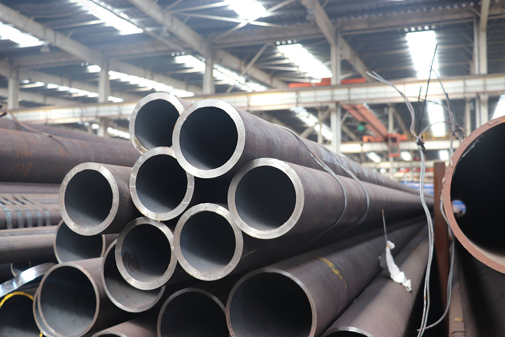 無縫管 (seamless tube)    美標API 5L  無縫管是一種具有中空截面、周邊沒有接縫的長條鋼材。鋼管具有中空截面，大量用作輸送流體的管道，如輸送石油、天然氣、煤氣、水及某些固體物料的管道等。鋼管與圓鋼等實心鋼材相比，在抗彎抗扭強度相同時，重量較輕，是一種經濟截面鋼材，廣泛用于制造結構件和機械零件，如石油鉆桿、汽車傳動軸、自行車架以及建筑施工中用的鋼腳手架等。用鋼管制造環(huán)形零件，可提高材料利用率，簡化制造工序，節(jié)約材料和加工工時，如滾動軸承套圈、千斤頂套等，目前已廣泛用鋼管來制造。鋼管還是各種常規(guī)武器不可缺少的材料，槍管、炮筒等都要鋼管來制造。鋼管按橫截面積形狀的不同可分為圓管和異型管。由于在周長相等的條件下，圓面積最大，用圓形管可以輸送更多的流體。此外，圓環(huán)截面在承受內部或外部徑向壓力時，受力較均勻，因此，絕大多數鋼管是圓管。  但是，圓管也有一定的局限性，如在受平面彎曲的條件下，圓管就不如方、矩形管抗彎強度大，一些農機具骨架、鋼木家具等就常用方、矩形管。根據不同用途還需有其他截面形狀的異型鋼管。  目前，全世界生產無縫管的共計有110多個國家的1850多個公司下的5100多個生產廠，其中生產石油管的有44個國家的170多個公司下的260多個廠。2000年，無縫管全國表觀消費量為418.0萬噸，其中國內供應量的382.1萬噸，占國內總需求的91.4%。進口為35.9萬噸，占國內總需求的8.59%。同年石油管消費量大約為91萬噸。進口約25.2萬噸。進口管占國內總消費量的大約70%，其中進口管占國內總消費量的27.69%，石油管進口量約占無縫管總進口量的大約70%。從日本進口的石油管占總進口量一半以上。中國最大的石油套管生產基地——天津鋼管公司2000年的鋼管產品出來為52.20萬噸，其中石油套管產量為36.41萬噸。套管占全國石油產量的一半以上。在產量和銷售量上都占中國套管市場的第一位。    從國際和國內兩個市場來看，無縫管（包括石油專用管）的現有生產能力均已大于需求。所以，今后的重點應放在充分發(fā)揮現有機組的能力，開發(fā)出高強度等級、高抗擊毀、高抗腐蝕的石油管、高壓鍋爐管和氣瓶管等產品。也是國家針對當前我國鋼鐵市場進行優(yōu)化產品結構的內容。這也是增加在國內外產品競爭力、擴大市場份額的關鍵所在。就是說，提高國內鋼管企業(yè)的市場競爭力是加和WTO以后國內企業(yè)長期的任務和成功發(fā)展的關鍵。  1.結構用無縫管（GB/T8162-1999）是用于一般結構和機械結構的無縫管。  2.流體輸送用無縫管（GB/T8163-1999）是用于輸送水、油、氣等流體的一般無縫管。  3.低中壓鍋爐用無縫管（GB3087-1999）是用于制造各種結構低中壓鍋爐過熱蒸汽管、沸水管及機車鍋爐用過熱蒸汽管、大煙管、小煙管和拱磚管用的優(yōu)質碳素結構鋼熱軋和冷拔（軋）無縫管。  4.高壓鍋爐用無縫管（GB5310-1995）是用于制造高壓及其以上壓力的水管鍋爐受熱面用的優(yōu)質碳素鋼、合金鋼和不銹耐熱鋼無縫管。  5.化肥設備用高壓無縫管（GB6479-2000）是適用于工作溫度為-40~400℃、工作壓力為10~30Ma的化工設備和管道的優(yōu)質碳素結構鋼和合金鋼無縫管。  6.石油裂化用無縫管（GB9948-88）是適用于石油精煉廠的爐管、熱交換器和管道無縫管。  7.地質鉆探用鋼管（YB235-70）是供地質部門進行巖心鉆探使用的鋼管，按用途可分為鉆桿、鉆鋌、巖心管、套管和沉淀管等。  8.金剛石巖芯鉆探用無縫管（GB3423-82）是用于金剛石巖芯鉆探的鉆桿、巖心桿、套管的無縫管。  9.石油鉆探管（YB528-65）是用于石油鉆探兩端內加厚或外加厚的無縫管。鋼管分車絲和不車絲兩種，車絲管用接頭聯結，不車絲管用對焊的方法與工具接頭聯結。  10.船舶用碳鋼無縫管（GB5213-85）是制造船舶I級耐壓管系、Ⅱ級耐壓管系、鍋爐及過熱器用的碳素鋼無縫管。碳素鋼無縫管管壁工作溫度不超過450℃，合金鋼無縫管管壁工作溫度超過450℃。  11.汽車半軸套管用無縫管（GB3088-82）是制造汽車半軸套管及驅動橋橋殼軸管用的優(yōu)質碳素結構鋼和合金結構鋼熱軋無縫管。  12.柴油機用高壓油管（GB3093-86）是制造柴油機噴射系統(tǒng)高壓管用的冷拔無縫管。  13.液壓和氣動缸筒用精密內徑無縫管（GB8713-88）是制造液壓和氣動缸筒用的具有精密內徑尺寸的冷拔或冷軋精密無縫管。  14.冷拔或冷軋精密無縫管（GB3639-83）是用于機械結構、液壓設備的尺寸精度高和表面光潔度好的冷拔或冷軋精密無縫管。選用精密無縫管制造機械結構或液壓設備等，可以大大節(jié)約機械加工工時，提高材料利用率，同時有利于提高產品質量。  15.結構用不銹鋼無縫管（GB/T14975-1994）是廣泛用于化工、石油、輕紡、醫(yī)療、食品、機械等工業(yè)的耐腐蝕管道和結構件及零件的不銹鋼制成的熱軋（擠、擴）和冷拔（軋）無縫管。  16.流體輸送用不銹鋼無縫管（GB/T14976-1994）是用于輸送流體的不銹鋼制成的熱軋（擠、擴）和冷拔（軋）無縫管。  17.異型無縫管是除了圓管以外的其他截面形狀的無縫管的總稱。按鋼管截面形狀尺寸的不同又可分為等壁厚異型無縫管（代號為D）、不等壁厚異型無縫管（代號為BD）、變直徑異型無縫管（代號為BJ）。異型無縫管廣泛用于各種結構件、工具和機械零部件。和圓管相比，異型管一般都有較大的慣性矩和截面模數，有較大的抗彎抗扭能力，可以大大減輕結構重量，節(jié)約鋼材。  一般用無縫管是用10、20、30、35、45等優(yōu)質碳結鋼16Mn、5MnV等低合金結構鋼或40Cr、30CrMnSi、45Mn2、40MnB等合結鋼熱軋或冷軋制成的。10、20等低碳鋼制造的無縫管主要用于流體輸送管道。45、40Cr等中碳鋼制成的無縫管用來制造機械零件，如汽車、拖拉機的受力零件。一般用無縫管要保證強度和壓扁試驗。熱軋鋼管以熱軋狀態(tài)或熱處理狀態(tài)交貨；冷軋以熱以熱處理狀態(tài)交貨。低中壓鍋爐用無縫管：用于制造各種低中壓鍋爐、過熱蒸汽管、沸水管、水冷壁管及機車鍋爐用過熱蒸汽管、大煙管、小煙管和拱磚管等。  用優(yōu)質碳素結構鋼熱軋或冷軋（撥）無縫管。主要用10、20號鋼制造，除保證化學成分和機械性能外要做水壓試驗，卷邊、擴口、壓扁等試驗。熱軋以熱軋狀態(tài)交貨、冷軋（撥）以熱處理狀態(tài)交貨。  無縫管計算公式及舉例說明：（kg/m）W=0.02466×S（D–S）D=外徑S=壁厚  外徑為60mm壁厚4mm的無縫鋼管，求每m重量。每m重量=0.02466×4×（60–4）=5.52kg