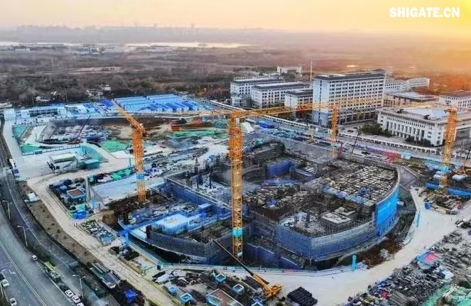 1月11日，河鋼集團舞鋼公司生產(chǎn)的一批高端鋼板發(fā)往客戶，將用于又一項“國之重器”——安徽合肥加快建設(shè)聚變能實驗裝置（BEST）項目的關(guān)鍵部位制造。  舞鋼公司深入貫徹落實集團戰(zhàn)略部署，緊盯高端客戶的需求，發(fā)揮自身技術(shù)優(yōu)勢，研發(fā)生產(chǎn)更多的高端特種鋼板，打造更多的“國之重器”。針對客戶志在通過該項目打造“世界首個緊湊型聚變能實驗裝置”的目標(biāo)，舞鋼公司高端高效益產(chǎn)品攻關(guān)團隊不斷優(yōu)化營銷方案，通過提供“一攬子”解決方案，贏得了客戶的認(rèn)可。在研發(fā)過程中，公司優(yōu)化工藝方案，在軋制環(huán)節(jié)增加兩項創(chuàng)新措施，并強化質(zhì)量過程管控，確保了鋼板表面質(zhì)量和內(nèi)部質(zhì)量全部優(yōu)于客戶需求，并按期交貨。  微信圖片_20250220083851.jpg  安徽合肥加快建設(shè)聚變能實驗裝置（BEST）項目總用地面積約16萬平方米，總建筑面積約15萬平方米。該裝置作為全超導(dǎo)托卡馬克核聚變實驗裝置（EAST）的后續(xù)項目，將在第一代EAST裝置的基礎(chǔ)上，首次演示聚變能發(fā)電，并有望率先建成世界首個緊湊型聚變能實驗裝置。