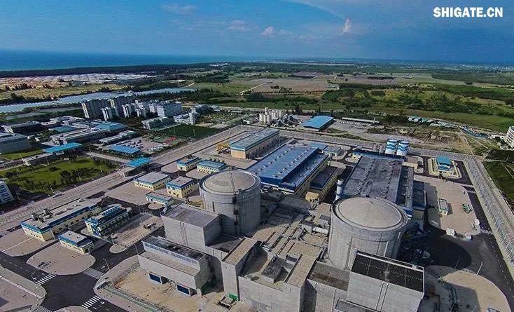 近日，新華社受權發(fā)布的《關于2024年國民經濟和社會發(fā)展計劃執(zhí)行情況與2025年國民經濟和社會發(fā)展計劃草案的報告》顯示，我國第三代自主產權核電“國和一號”示范工程1號首堆建成投運?！皣鸵惶枴笔俏覈灾髟O計的全球最大功率非能動核電機組。河鋼集團舞鋼公司生產的高端核電用鋼用于該項目核電機組安全殼、補水相關設備支撐、高溫高壓管件等的制造。          舞鋼公司堅持特鋼思路不動搖，以技術營銷和科技創(chuàng)新為兩大引擎，瞄準國家重大項目和重點工程建設所需，圍繞高端鋼板研發(fā)做足文章，不斷引領市場發(fā)展潮流，彰顯舞鋼品牌價值。針對該項目對核電機組安全性等特殊設計要求，舞鋼公司核電鋼攻關團隊在與項目方、設計方深度進行技術交流的基礎上，通過創(chuàng)新冶煉工藝，精準設計鋼板成分，優(yōu)化軋制工藝，全方位確保鋼板質量優(yōu)良，得到了客戶的高度認可，順利通過用戶見證，確保了鋼板的按期交付。  舞鋼公司是中國首個研發(fā)生產核電鋼板的寬厚板企業(yè)，建立有完善的核電質保體系，并主持制定了核電站用碳素鋼和低合金鋼板國家標準，開發(fā)生產的核電站多種用途設備制造用系列鋼板大量用于核電站關鍵設備制造。  “國和一號”代表著當今世界三代核電技術的先進水平，是中國核電技術研發(fā)和產業(yè)創(chuàng)新的重要成果。