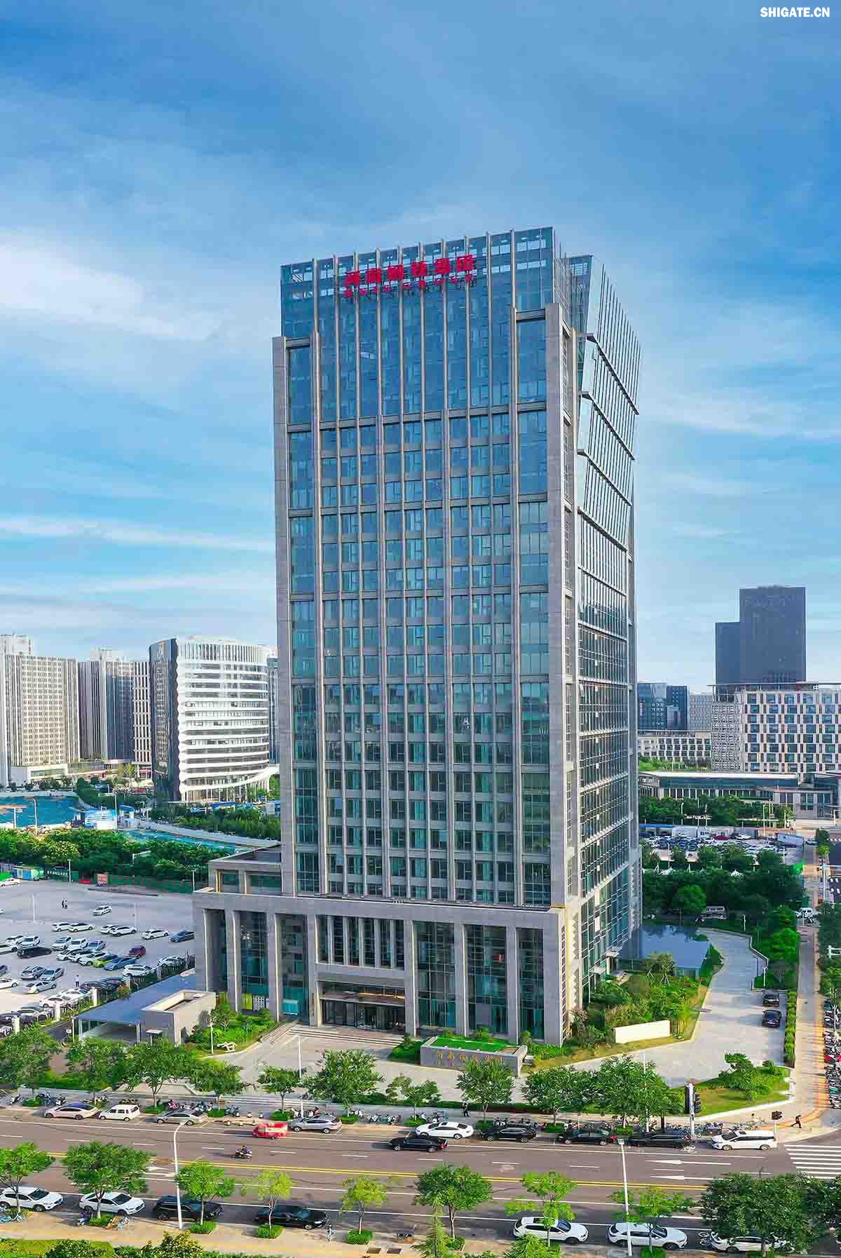 111.jpg 河南鋼鐵集團鄭州總部    河南鋼鐵集團有限公司（以下簡稱河南鋼鐵集團）2023年3月1日注冊成立，注冊資本為人民幣200億元，旗下有安鋼股份公司、周口鋼鐵公司（周鋼）、洛陽銅加工集團、舞陽礦業(yè)公司等子企業(yè)。薄學斌同志任董事長。河南鋼鐵集團是省委、省政府為推動全省鋼鐵產業(yè)轉型提質、結構調整和布局優(yōu)化，而作出的重大決策。河南鋼鐵集團的核心企業(yè)安鋼始建于1958年，是新中國第一批重點建設的鋼鐵企業(yè)，為河南經濟社會發(fā)展作出了不可磨滅的歷史性貢獻。2023年12月，洛陽銅加工集團有限責任公司加入集團大家庭，開啟了全省鋼鐵、有色產業(yè)融合發(fā)展新征程；2024年7月，集團進入省管重要骨干企業(yè)序列，肩負起帶動全省鋼鐵產業(yè)轉型提質、結構調整、布局優(yōu)化和推進全省鋼鋁銅鎂融合發(fā)展的重要使命。  新的歷史時期，河南鋼鐵集團深入學習貫徹習近平總書記關于建設現代化產業(yè)體系的重要論述，主動扛起引領帶動全省鋼鐵產業(yè)和有色產業(yè)高質量發(fā)展的責任擔當，明確了今后一個時期“1356”發(fā)展格局，構畫了未來發(fā)展的大方向、大路子。按照“穩(wěn)住基本盤、邁向中高端、搶占新賽道”的發(fā)展路徑和“一年打基礎、三年上臺階、五年創(chuàng)一流”階段目標，堅持高端化、智能化、綠色化，向特鋼轉型，向先進合金材料轉型，著力打造效益一流、產品一流、技術一流、品牌一流、環(huán)境一流、管理一流，營業(yè)收入、資產規(guī)模均達千億級，具有國際影響力、國內一流競爭力、區(qū)域最強帶動力的現代化冶金產業(yè)集團。