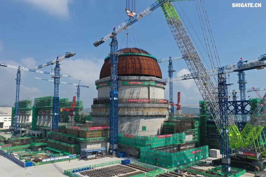 近日，“華龍一號”批量化建設(shè)項目——漳州核電項目2號機組熱態(tài)性能試驗順利完成。河鋼集團舞鋼公司生產(chǎn)的高端核電鋼板批量應(yīng)用在漳州核電項目1~4號機組的穩(wěn)壓器、蒸汽發(fā)生器、人員閘門、設(shè)備閘門、硼注箱等核島級關(guān)鍵設(shè)備制造。  舞鋼公司堅定特鋼思路，依托自身深厚的技術(shù)積淀，不斷開發(fā)更多滿足市場需求的高端核電鋼。針對漳州核電項目用鋼特點，舞鋼公司組建專項技術(shù)團隊，進一步完善核電鋼板質(zhì)量保證體系，優(yōu)化冶煉、軋制與熱處理工藝，確保了生產(chǎn)出的高端核電用鋼板性能穩(wěn)定，滿足了客戶需求，成功實現(xiàn)批量應(yīng)用，為“華龍一號”核電項目建設(shè)提供了重要的材料保障，助力我國核電產(chǎn)業(yè)發(fā)展。     b5c22239-6b29-4959-9963-b9c789c943c8.jpg     漳州核電項目是我國自主三代核電技術(shù)“華龍一號”批量化建設(shè)的始發(fā)地，也是全球最大的“華龍一號”核電基地，規(guī)劃建設(shè)6臺“華龍一號”核電機組，總裝機容量720萬千瓦，全部投產(chǎn)后年發(fā)電量超600億千瓦時。  從秦山核電站到漳州核電項目，從常規(guī)島到核島，舞鋼公司生產(chǎn)的核電鋼板深度參與了我國眾多核電項目建設(shè)。隨著“華龍一號”批量化建設(shè)的快速推進，舞鋼公司將繼續(xù)以“科技創(chuàng)新和技術(shù)營銷”為兩大引擎，助推“雙碳”目標實現(xiàn)，促進全球清潔能源發(fā)展貢獻“中國方案”。