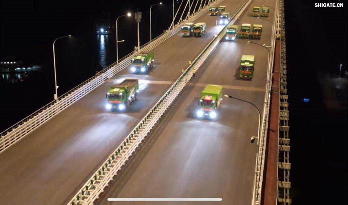 6月16日22時，世界最大跨度斜拉橋——常泰長江大橋燈火通明，車聲轟鳴，一場通車前的“極限挑戰(zhàn)”正緊張進行。30輛總重達1200噸的四軸加載車，分批列隊駛上橋面預先劃定的停靠點，并由提前布置在橋梁各關(guān)鍵部位的869個傳感器開展實時監(jiān)測，采集測試數(shù)據(jù)。由此，大橋跨江公鐵合建段主橋橋梁荷載試驗全面啟動。    AA1GQ79M.jpg    這次荷載試驗覆蓋范圍具體包括1座主跨1208米斜拉橋、2座主跨388米鋼桁拱專用航道橋、1座非通航道孔橋以及南北兩座引橋，共設計119個靜載工況和111個動載工況。其中，最大對稱靜力加載工況將動用110輛四軸加載車，總重達4400噸。試驗將持續(xù)一周，分五個階段進行。試驗首日在錄安洲非通航孔橋和常州側(cè)公鐵合建段引橋?qū)嵤? 常泰長江大橋是連通常州與泰興的跨江通道，是長江上首座集高速公路、城際鐵路和普通公路三種功能于一體的雙層復合型橋梁，計劃于今年年內(nèi)基本建成。它的上層為雙向六車道高速公路，下層為雙線城際鐵路和普通公路。如此復雜的結(jié)構(gòu)，如何確保它在未來百年服役中安全可靠？答案就藏在荷載試驗中。    AA1GQduQ.jpg    荷載試驗堪稱橋梁通車前的“綜合大考”，是確保橋梁安全運營的“體檢報告”。江蘇省交通工程建設局常泰長江大橋建設指揮部現(xiàn)場常務副指揮長夏鵬飛介紹，“荷載試驗是檢測橋梁結(jié)構(gòu)安全和承載能力的重要手段，通過科學的加載測試和數(shù)據(jù)采集分析，驗證實際成橋狀態(tài)與理論設計的鍥合度，確保常泰長江大橋運營安全?！笨紤]到大橋主體采用鋼結(jié)構(gòu)和鋼-混凝土組合結(jié)構(gòu)，為最大限度減少晝夜溫差對測試數(shù)據(jù)的影響，所有試驗均安排在夜間實施。  通過一系列科學嚴謹?shù)暮奢d測試，這座世界級多功能大橋的實際性能將得到充分檢驗，為常泰長江大橋后續(xù)安全通車運營提供至關(guān)重要的數(shù)據(jù)支撐。