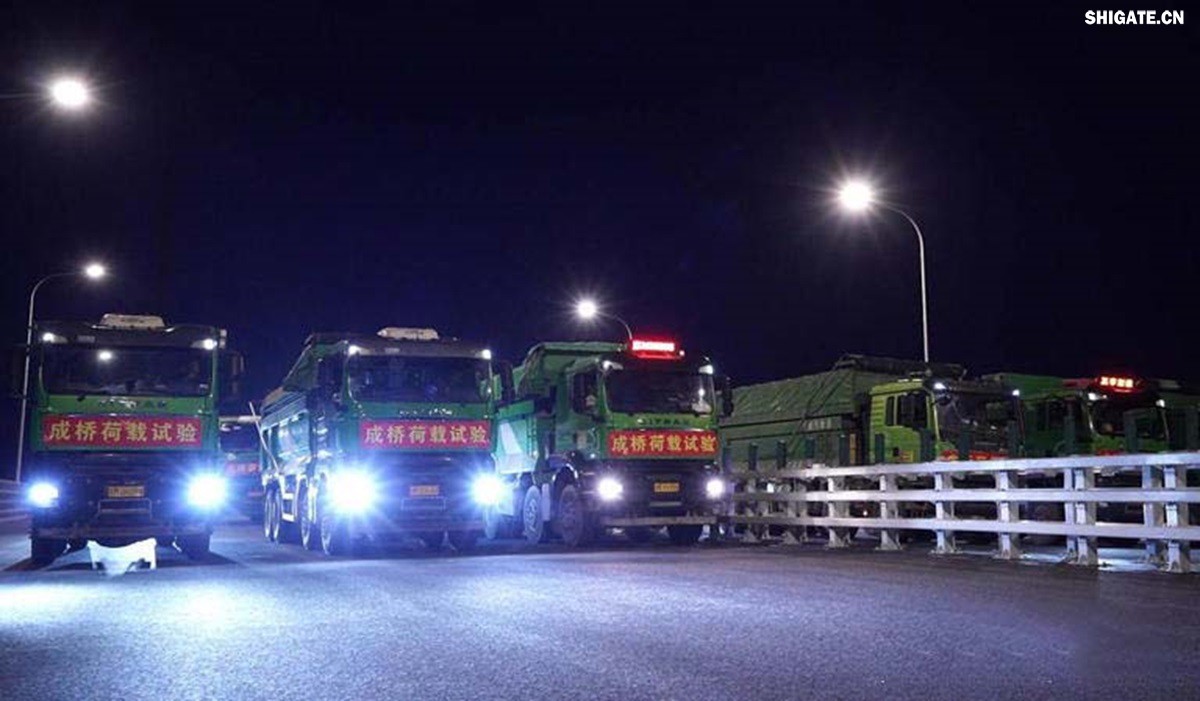 6月16日22時，世界最大跨度斜拉橋——常泰長江大橋燈火通明，車聲轟鳴，一場通車前的“極限挑戰(zhàn)”正緊張進行。30輛總重達1200噸的四軸加載車，分批列隊駛上橋面預先劃定的?？奎c，并由提前布置在橋梁各關(guān)鍵部位的869個傳感器開展實時監(jiān)測，采集測試數(shù)據(jù)。由此，大橋跨江公鐵合建段主橋橋梁荷載試驗全面啟動。    AA1GQ79M.jpg    這次荷載試驗覆蓋范圍具體包括1座主跨1208米斜拉橋、2座主跨388米鋼桁拱專用航道橋、1座非通航道孔橋以及南北兩座引橋，共設計119個靜載工況和111個動載工況。其中，最大對稱靜力加載工況將動用110輛四軸加載車，總重達4400噸。試驗將持續(xù)一周，分五個階段進行。試驗首日在錄安洲非通航孔橋和常州側(cè)公鐵合建段引橋?qū)嵤? 常泰長江大橋是連通常州與泰興的跨江通道，是長江上首座集高速公路、城際鐵路和普通公路三種功能于一體的雙層復合型橋梁，計劃于今年年內(nèi)基本建成。它的上層為雙向六車道高速公路，下層為雙線城際鐵路和普通公路。如此復雜的結(jié)構(gòu)，如何確保它在未來百年服役中安全可靠？答案就藏在荷載試驗中。    AA1GQduQ.jpg    荷載試驗堪稱橋梁通車前的“綜合大考”，是確保橋梁安全運營的“體檢報告”。江蘇省交通工程建設局常泰長江大橋建設指揮部現(xiàn)場常務副指揮長夏鵬飛介紹，“荷載試驗是檢測橋梁結(jié)構(gòu)安全和承載能力的重要手段，通過科學的加載測試和數(shù)據(jù)采集分析，驗證實際成橋狀態(tài)與理論設計的鍥合度，確保常泰長江大橋運營安全?！笨紤]到大橋主體采用鋼結(jié)構(gòu)和鋼-混凝土組合結(jié)構(gòu)，為最大限度減少晝夜溫差對測試數(shù)據(jù)的影響，所有試驗均安排在夜間實施。  通過一系列科學嚴謹?shù)暮奢d測試，這座世界級多功能大橋的實際性能將得到充分檢驗，為常泰長江大橋后續(xù)安全通車運營提供至關(guān)重要的數(shù)據(jù)支撐。