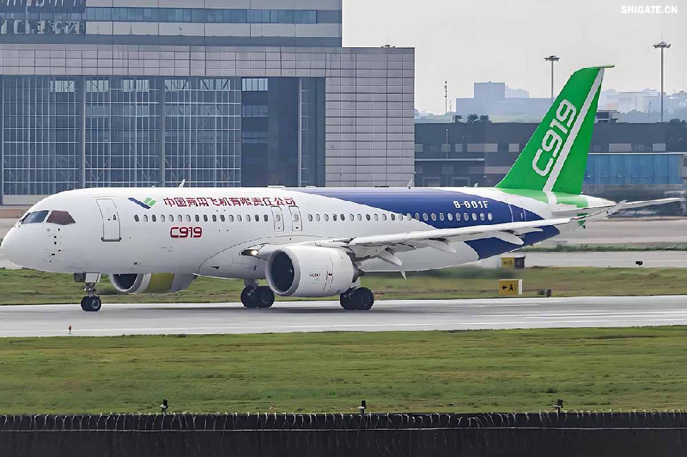 12月9日，國產(chǎn)大飛機(jī)C919的全球首家用戶東航，正式接收首架C919飛機(jī)，標(biāo)志著國產(chǎn)大飛機(jī)邁出市場(chǎng)運(yùn)營的“第一步”，也標(biāo)志著中國民航運(yùn)輸市場(chǎng)首次擁有中國自主研發(fā)的噴氣式干線飛機(jī)。  消息傳來，河鋼集團(tuán)干部職工倍感振奮。因?yàn)?，國產(chǎn)大飛機(jī)工程也凝聚了河鋼干部職工的心血和汗水，見證了河鋼人的獨(dú)特貢獻(xiàn)。河鋼自主研發(fā)的390mm大厚度調(diào)質(zhì)鋼20MnNiMo，填補(bǔ)國內(nèi)空白，用于大飛機(jī)項(xiàng)目的核心設(shè)備——世界最大的8萬噸級(jí)模鍛壓機(jī)制造，為國產(chǎn)大飛機(jī)提供堅(jiān)強(qiáng)的鋼鐵支撐。    建功大國重器  航空模鍛件是飛機(jī)的“鋼脊鐵翅”，需要大型的模鍛設(shè)備才能高質(zhì)量批量鍛制。在中國制造大型模鍛壓機(jī)之前，僅有美國、俄羅斯、法國3個(gè)國家有類似設(shè)備，最大鍛造等級(jí)為俄羅斯的7.5萬噸級(jí)。  2003年，我國啟動(dòng)重型模鍛壓機(jī)論證，組成專家隊(duì)伍開始研制世界最大的8萬噸級(jí)大型模鍛壓機(jī)。正是該項(xiàng)目的啟動(dòng)，讓河鋼與國產(chǎn)大飛機(jī)結(jié)下不解之緣。  制造模鍛壓機(jī)機(jī)架所用頂級(jí)鋼板——大厚度調(diào)質(zhì)鋼20MnNiMo，是該裝備中生產(chǎn)難度最大的鋼種，內(nèi)部致密度、純潔度、機(jī)械性能及平直度等各項(xiàng)標(biāo)準(zhǔn)要求極高，且由于鋼板大單重、大厚度，其表面質(zhì)量、性能合格率、探傷合格率極難保證，生產(chǎn)難度很大。此前，國內(nèi)沒有廠家能夠生產(chǎn)，國外進(jìn)口同類鋼板每噸價(jià)格高達(dá)8萬元。  “為國造好鋼，建功大國重器。助力大飛機(jī)制造，河鋼人義不容辭！”2009年2月，接到任務(wù)的河鋼集團(tuán)舞鋼公司（以下簡(jiǎn)稱舞鋼）立即組織技術(shù)人員開展專項(xiàng)攻關(guān)，先后解決了鋼板內(nèi)部金屬致密度純潔度、鋼板表面質(zhì)量、鋼板熱處理機(jī)械性能、鋼板平直度等多項(xiàng)重大技術(shù)難題。  經(jīng)過6個(gè)多月的攻堅(jiān)克難，2009年7月，總量為82塊、2348噸的390mm大厚度調(diào)質(zhì)鋼20MnNiMo全部生產(chǎn)完畢并成功交付。產(chǎn)品各項(xiàng)性能均超出國外同類產(chǎn)品標(biāo)準(zhǔn)，完全能夠滿足使用要求，價(jià)格卻遠(yuǎn)遠(yuǎn)低于同類進(jìn)口產(chǎn)品，鋼板全部高質(zhì)量按期交貨，獲得高度評(píng)價(jià)。  2013年4月，8萬噸級(jí)大型模鍛壓機(jī)建成投產(chǎn)。這臺(tái)總高42米、總重2.2萬噸的世界最大模鍛壓機(jī)，最大模鍛壓制力可達(dá)1000MN，壓機(jī)尺寸、整體質(zhì)量和最大單件重量均為世界之首，僅用3分半鐘便可制作一個(gè)飛機(jī)起落架，將我國高端重大裝備的制造能力托舉到國際頂級(jí)水平。  2015年11月2日，由8萬噸大型模鍛壓機(jī)生產(chǎn)出的首款新一代噴氣式干線客機(jī)C919，面向全球公開亮相，壓機(jī)尺寸、整體質(zhì)量和最大單件重量均為世界之首。    研發(fā)“爭(zhēng)氣鋼”  在河鋼人心中，為國產(chǎn)大飛機(jī)項(xiàng)目關(guān)鍵設(shè)備自主研發(fā)“爭(zhēng)氣鋼”，是一份舍我其誰的光榮和信任，更是一份為國爭(zhēng)光的使命和責(zé)任。秉持著這樣的認(rèn)識(shí)和定位，舞鋼技術(shù)人員充分發(fā)揮技術(shù)優(yōu)勢(shì)，通力協(xié)作、密切配合，圓滿完成390mm大厚度調(diào)質(zhì)鋼20MnNiMo研制任務(wù)。大厚度調(diào)質(zhì)鋼20MnNiMo的研發(fā)過程中，煉鋼過程是關(guān)鍵環(huán)節(jié)之一。“由于390毫米厚的大飛機(jī)用調(diào)質(zhì)鋼20MnNiMo要求內(nèi)部致密度、潔凈度、調(diào)質(zhì)后機(jī)械性能等各項(xiàng)標(biāo)準(zhǔn)都非常高，在一煉鋼環(huán)節(jié)，生產(chǎn)高品質(zhì)的合格電渣錠熔煉母材——優(yōu)質(zhì)20MnNiMo連鑄坯是基礎(chǔ)。”作為舞鋼電渣重熔技術(shù)的首批研發(fā)者、參與者、見證者，舞鋼一檔技術(shù)主管畢殿閣談及該鋼的研發(fā)記憶猶新，“在此之前，20MnNiMo鋼種從未在舞鋼一煉鋼1900mm連鑄機(jī)生產(chǎn)線上生產(chǎn)過?！? 據(jù)畢殿閣介紹，由于高鎳高鉬連鑄坯易產(chǎn)生裂紋，生產(chǎn)困難不可想象。但大飛機(jī)項(xiàng)目作為國家一項(xiàng)重大項(xiàng)目，“建功大國重器”激發(fā)了職工們的榮耀感和使命感，舞鋼為此專門成立了攻關(guān)隊(duì)，并制定了一系列激勵(lì)措施，全力以赴挑戰(zhàn)極限，克服了一切不可預(yù)見的困難。  連鑄車間從控制澆注鋼水過熱度、調(diào)整鑄機(jī)二冷水參數(shù)、調(diào)整鑄機(jī)澆注拉速等，一項(xiàng)一項(xiàng)消除可能造成澆注失敗的不利因素，成功研發(fā)出了針對(duì)20MnNiMo鋼種的澆注工藝，并保證了鋼坯成功澆注。在電渣重熔環(huán)節(jié)，創(chuàng)新渣系的研究與開發(fā)以及熔速、冷卻制度，確保電渣爐的生產(chǎn)順行和電渣錠內(nèi)部質(zhì)量。  20MnNiMo鋼板軋制環(huán)節(jié)，更是困難重重，最大的難關(guān)莫過于鋼板表面質(zhì)量及板型軋制攻關(guān)。  今年50歲的“河鋼工匠”、舞鋼軋鋼首批高級(jí)作業(yè)師任亞強(qiáng)是當(dāng)時(shí)20MnNiMo軋制攻關(guān)團(tuán)隊(duì)的主操手。“當(dāng)時(shí)是20MnNiMo鋼板的國內(nèi)首次生產(chǎn)，我們必須要精心操作、精準(zhǔn)控制，努力實(shí)現(xiàn)‘國內(nèi)首創(chuàng)’優(yōu)秀成果?！睘榇?，任亞強(qiáng)連續(xù)半個(gè)月堅(jiān)守在崗位上，并通過自己的觀察、思考，提出在軋制中對(duì)留尾、展寬及道次壓下量進(jìn)行優(yōu)化，改善鋼板平直度，在終軋道次采用低速大壓下規(guī)程軋制的工藝改進(jìn)方案。方案實(shí)施后，攻克了該鋼表面不允許有任何缺陷，平直度不超過6mm/米的行業(yè)軋制技術(shù)難題，圓滿完成該鋼種的軋制任務(wù)。  “人隨鋼走”是研發(fā)團(tuán)隊(duì)成員、舞鋼科技部核電鋼研究所主管工程師張萌工作狀態(tài)的寫照。那段時(shí)間里，他日夜跟蹤生產(chǎn)，從煉鋼到軋鋼，采集記錄數(shù)據(jù)，為各環(huán)節(jié)的技術(shù)升級(jí)積淀原始依據(jù)。  為攻克該類大厚度鋼板內(nèi)部性能易波動(dòng)行業(yè)難題，他和同事輪流在生產(chǎn)現(xiàn)場(chǎng)熬夜，實(shí)在困了就趴在桌子邊打個(gè)盹兒。經(jīng)過反復(fù)研究、試驗(yàn)，他們最終找出了問題原因，根據(jù)試驗(yàn)數(shù)據(jù)三次對(duì)工藝進(jìn)行技術(shù)升級(jí)，得到了最優(yōu)工藝方案，也為后續(xù)其他品種電渣鋼的研發(fā)打下基礎(chǔ)。在鋼板熱處理工序，專門對(duì)一軋鋼的車底式爐進(jìn)行技術(shù)升級(jí)攻關(guān)，保證了390mm厚、5米多長(zhǎng)的鋼板熱處理冷卻后的性能穩(wěn)定；他們創(chuàng)新鋼板壓平工藝，攻克了鋼板的平直度難以控制的技術(shù)難題。  回憶那段難忘的研制經(jīng)歷，張萌動(dòng)情地說：“在熱處理環(huán)節(jié)，面對(duì)著數(shù)百度的輻射高溫，我們的職工們一只胳膊擋住被烤得生疼的臉，另一只胳膊湊近鋼板去放墊塊。正是經(jīng)受住這樣的‘烤’驗(yàn)，和精細(xì)到每一個(gè)環(huán)節(jié)的全方位過程控制，才讓我們收獲了來之不易的研發(fā)碩果。”    點(diǎn)亮河鋼品牌  390mm大厚度調(diào)質(zhì)鋼20MnNiMo的成功研制，為舞鋼積淀了豐厚的技術(shù)優(yōu)勢(shì)——“大飛機(jī)項(xiàng)目用390mm厚20MnNiMo鋼板的研制開發(fā)”技術(shù)成果榮獲中國鋼鐵工業(yè)協(xié)會(huì)、中國金屬學(xué)會(huì)和河北省冶金科學(xué)技術(shù)獎(jiǎng)；電渣重熔技術(shù)成為舞鋼當(dāng)前的“王牌技術(shù)”之一，電渣重熔水電鋼S500Q、S550Q最大厚度達(dá)到285mm厚度，在國內(nèi)獨(dú)占鰲頭；核電鋼Q345D國標(biāo)一級(jí)探傷要求380mm厚度規(guī)格品質(zhì)國內(nèi)首屈一指……以研發(fā)國家重大工程急需鋼材為己任，舞鋼在全面對(duì)接高端市場(chǎng)、服務(wù)國家重大工程中，實(shí)現(xiàn)了產(chǎn)品競(jìng)爭(zhēng)力的快速提升。  在航空航天用鋼領(lǐng)域，舞鋼為中國首次載人航天飛行及天宮一號(hào)、神舟九號(hào)和長(zhǎng)征二號(hào)F的研制配套做出了突出貢獻(xiàn)。同時(shí)，在水電、核電、石油化工煤化工、海洋工程、高層建筑、橋梁等用鋼諸多領(lǐng)域，均發(fā)揮了關(guān)鍵性作用。  舞鋼的產(chǎn)品創(chuàng)新研發(fā)，是河鋼持續(xù)推進(jìn)客戶結(jié)構(gòu)、產(chǎn)品結(jié)構(gòu)“兩個(gè)結(jié)構(gòu)優(yōu)化”的縮影。近年來，河鋼大力培育行業(yè)第一、唯一，加快在超高強(qiáng)汽車鋼、覆膜家電板、海工鋼等領(lǐng)域打造更多“單打冠軍”。  研制開發(fā)的船用LNG低溫奧氏體型高錳鋼、超厚加釩鉻鉬鋼板、特殊功能鋅鋁鎂涂層等30余個(gè)新產(chǎn)品填補(bǔ)國內(nèi)空白。核電用鋼、海洋工程用鋼、鍋爐及壓力容器用鋼、高強(qiáng)抗震鋼筋等產(chǎn)品國內(nèi)第一品牌優(yōu)勢(shì)更加凸顯……  如今，河鋼定制研發(fā)的一系列高端產(chǎn)品廣泛應(yīng)用于港珠澳大橋、“華龍一號(hào)”核電站、“天眼”工程、奧運(yùn)工程、國產(chǎn)大飛機(jī)、極地重載運(yùn)輸船、航空航天等系列重大科技和工程項(xiàng)目，在鑄就“大國重器”中彰顯了河鋼品牌的力量與擔(dān)當(dāng)。